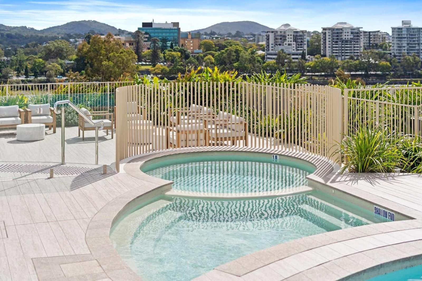 Stunning Helia Sanctuary - West End With Parking Apartment