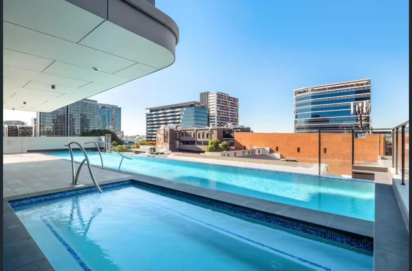 Apartment Modern 2br - Views & Pool & Free Parking