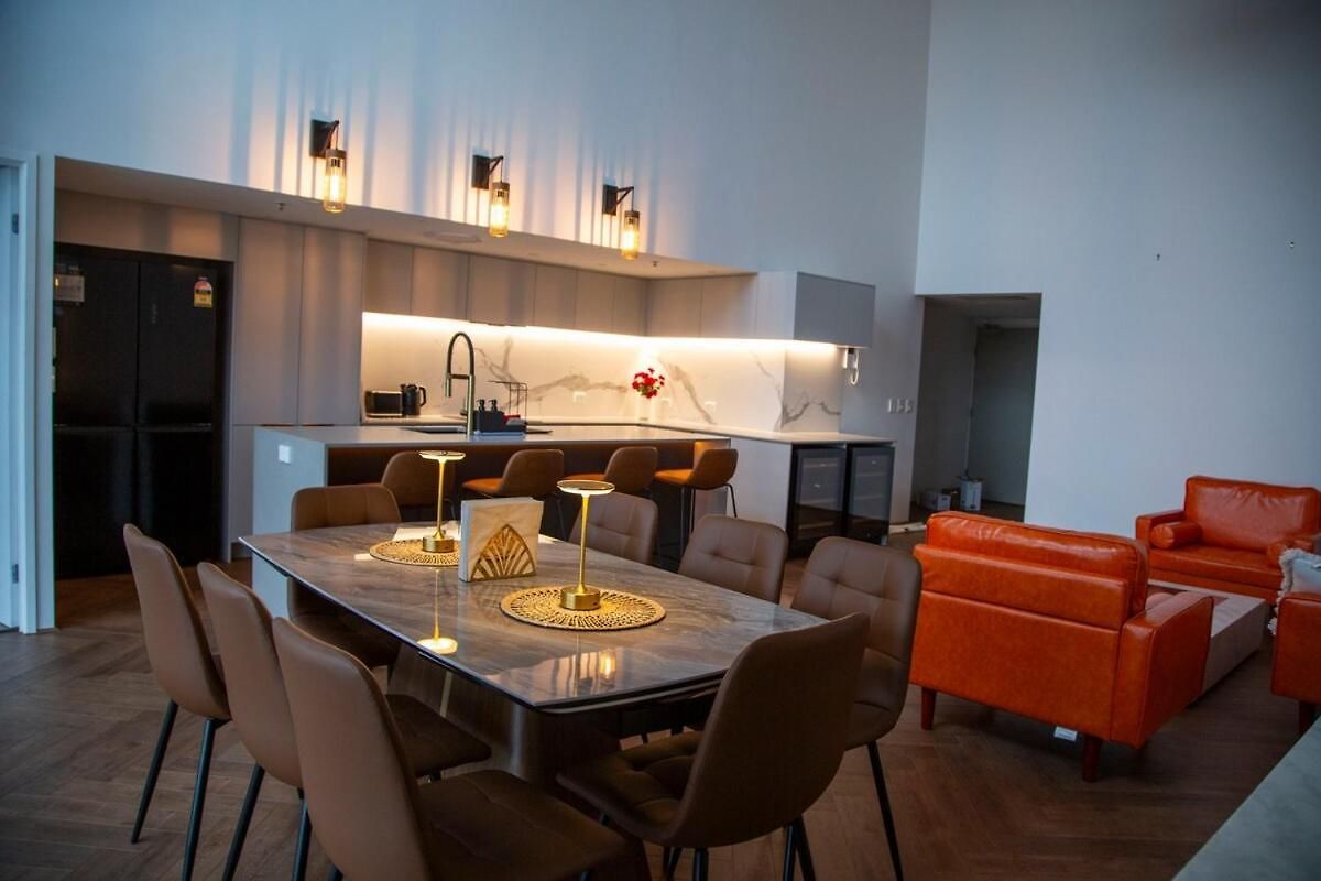 Luxury Penthouse In Cbd 4 Bed - 4 Bath Apartment