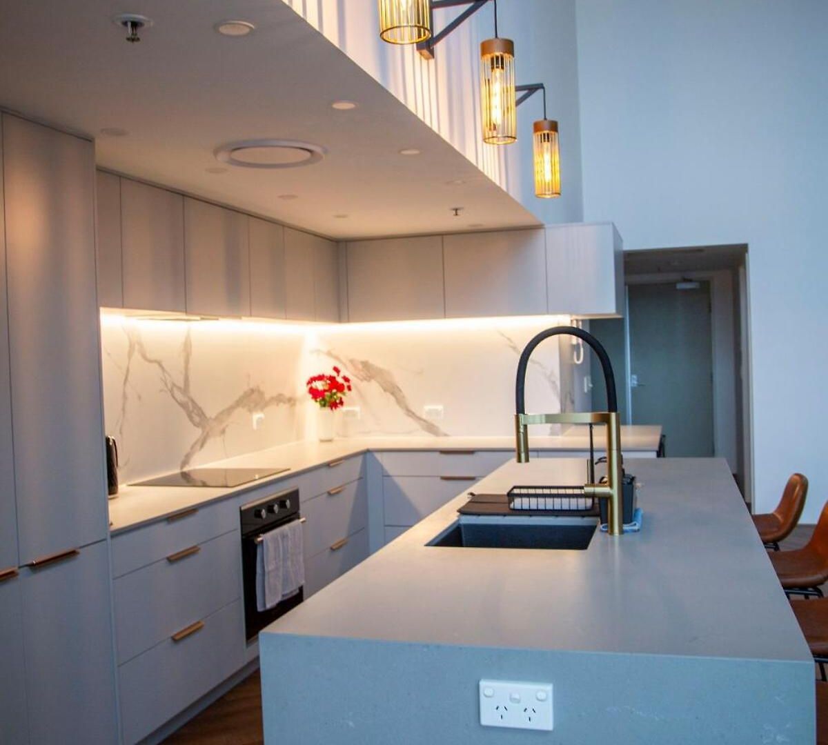 Luxury Penthouse In Cbd 4 Bed - 4 Bath *