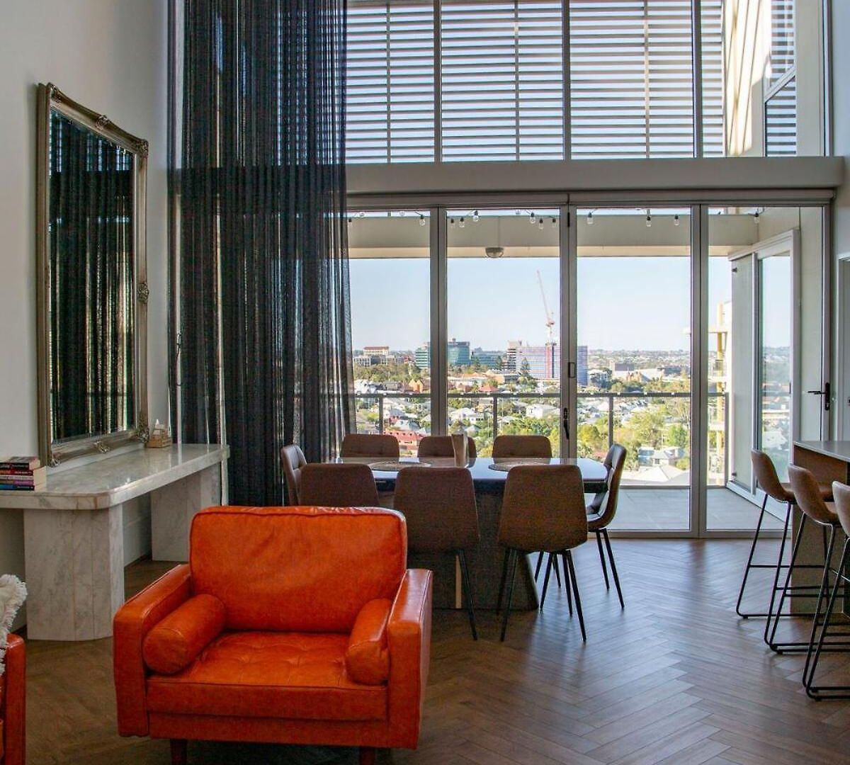 Luxury Penthouse In Cbd 4 Bed - 4 Bath *