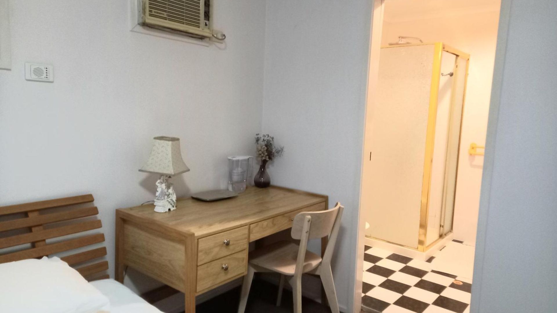 Air Conditioned Floral Youth Backpacker And House Brisbane