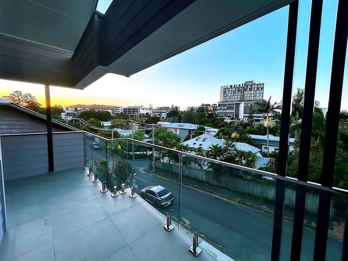 Villa Modern 4br 3bath Duplex Near Train Station Stylish Comfortable