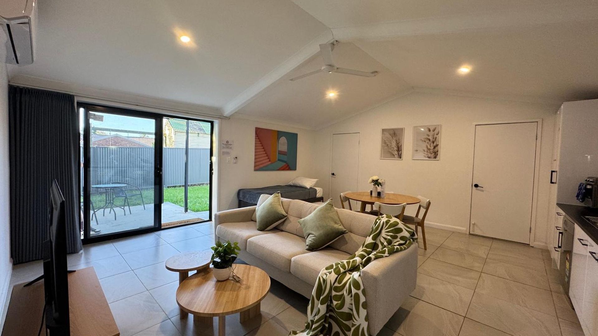 Spacious Belmont Granny Flat Easy Access To Cbd & Bayside Holiday home