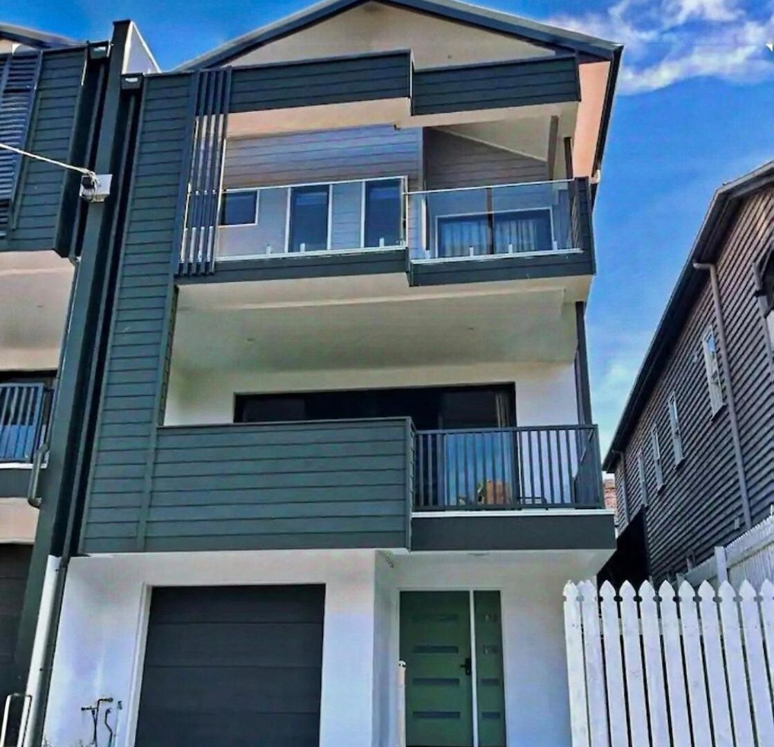 Modern 4br 3bath Duplex Near Train Station Stylish Comfortable Villa