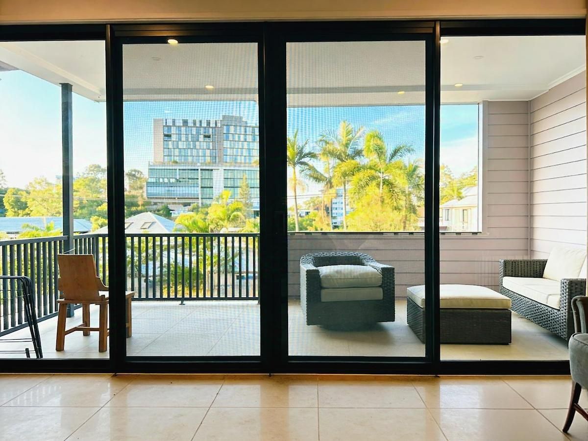 Modern 4br 3bath Duplex Near Train Station Stylish Comfortable Brisbane