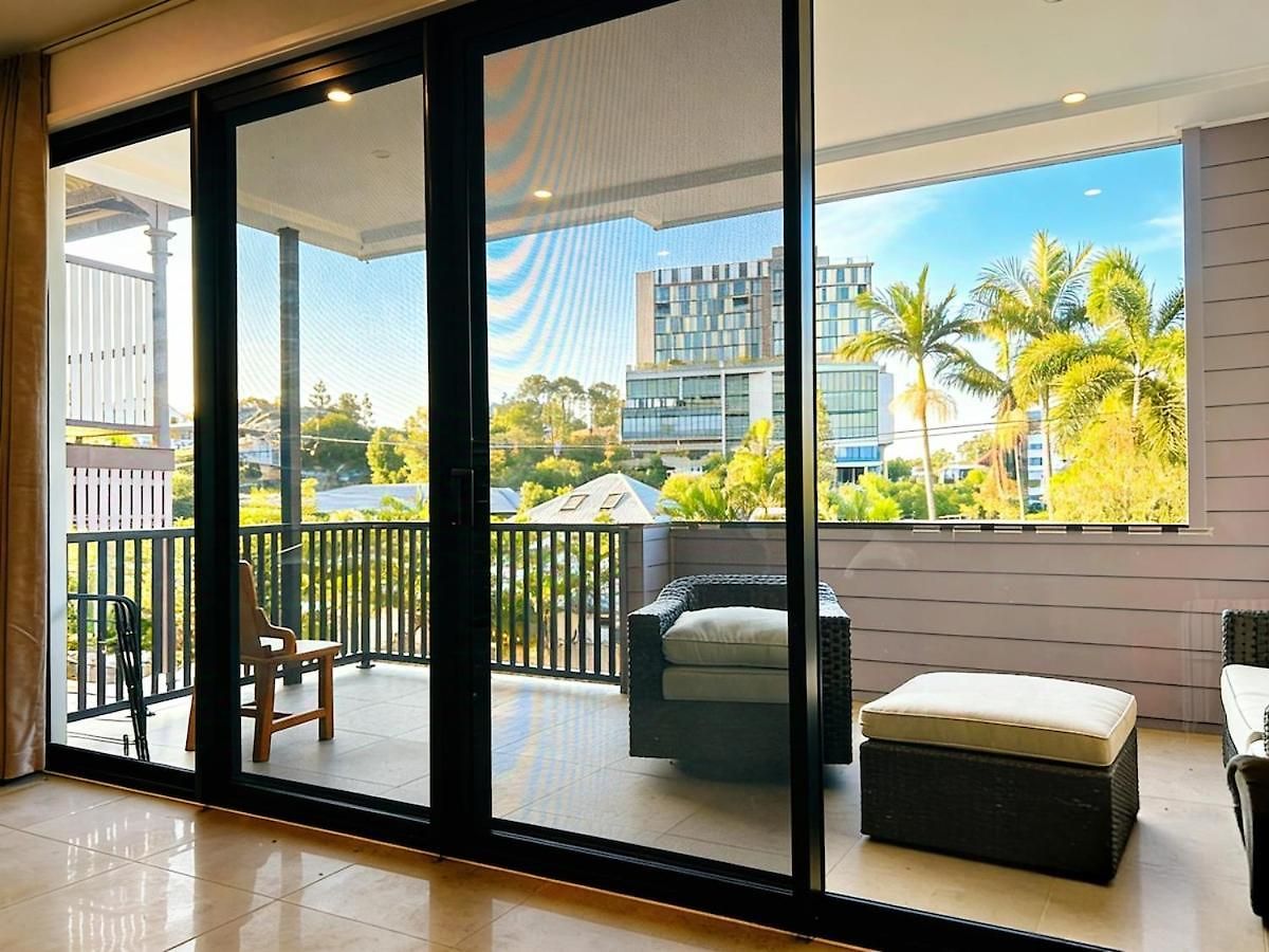 Modern 4br 3bath Duplex Near Train Station Stylish Comfortable *
