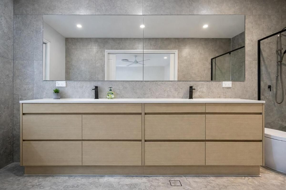Modern 4br 3bath Duplex Near Train Station Stylish Comfortable Villa Brisbane