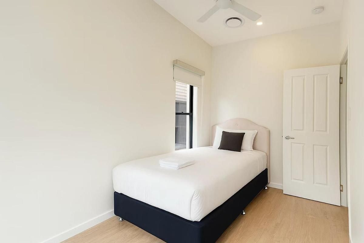 Villa Modern 4br 3bath Duplex Near Train Station Stylish Comfortable Brisbane