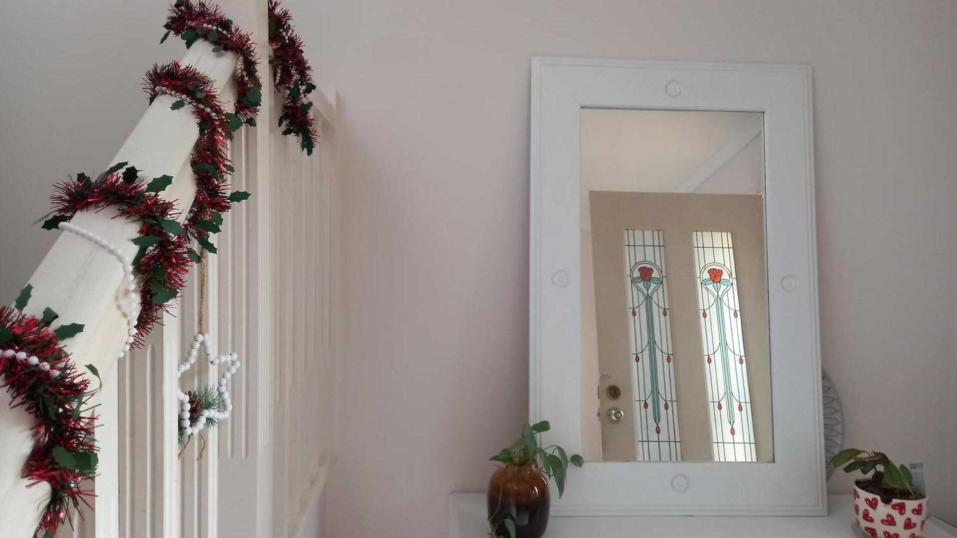 Air Conditioned Floral Youth Backpacker And House Guest house