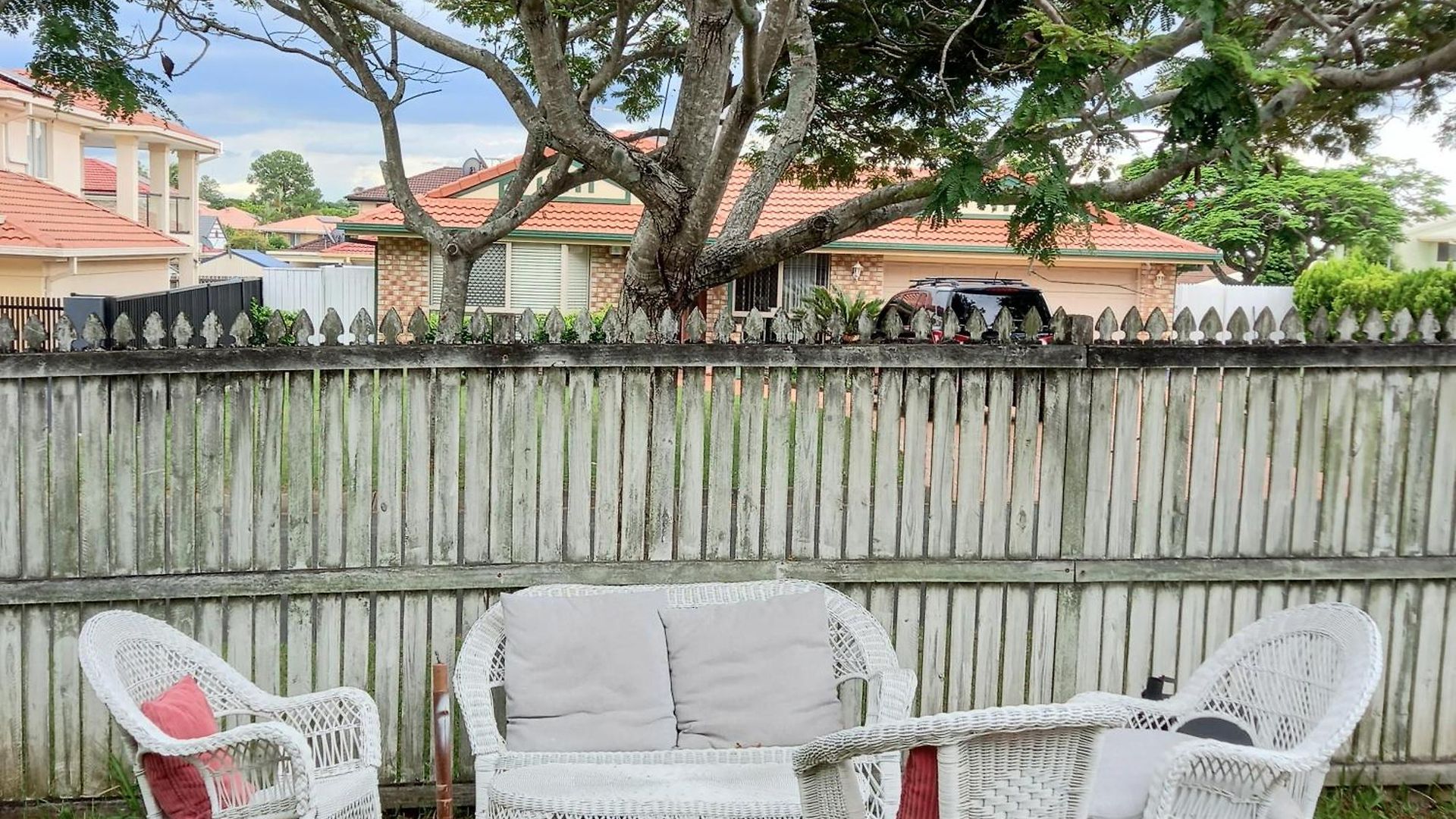 Air Conditioned Floral Youth Backpacker And House Brisbane