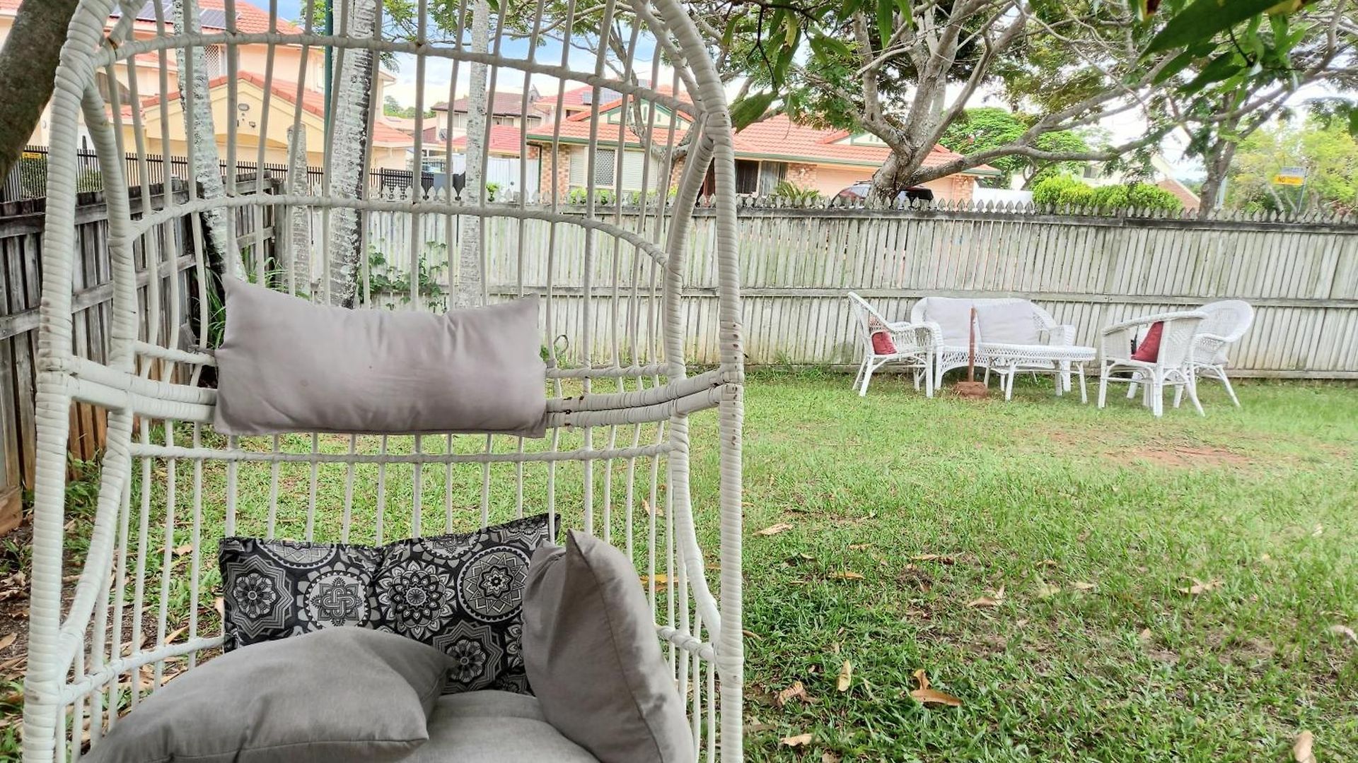 Air Conditioned Floral Youth Backpacker And House Brisbane