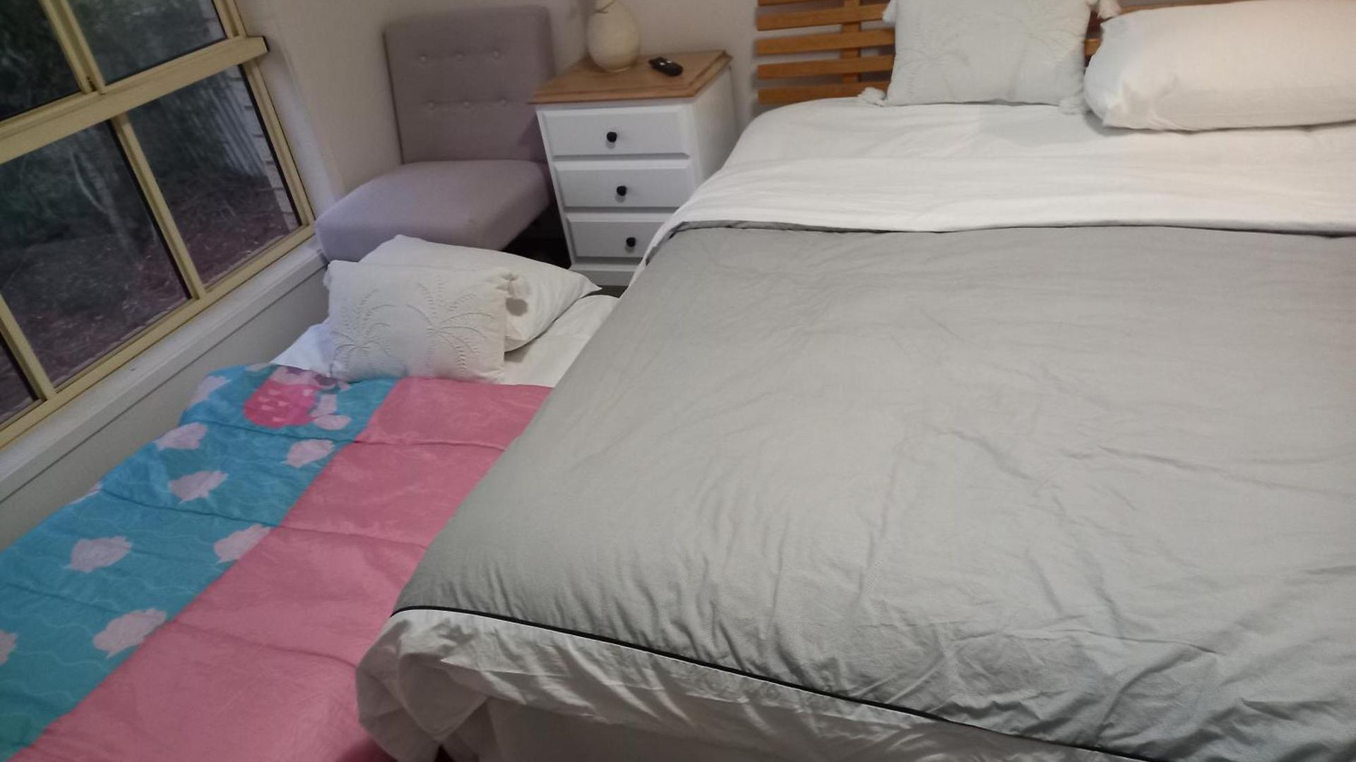 Guest house Air Conditioned Floral Youth Backpacker And House