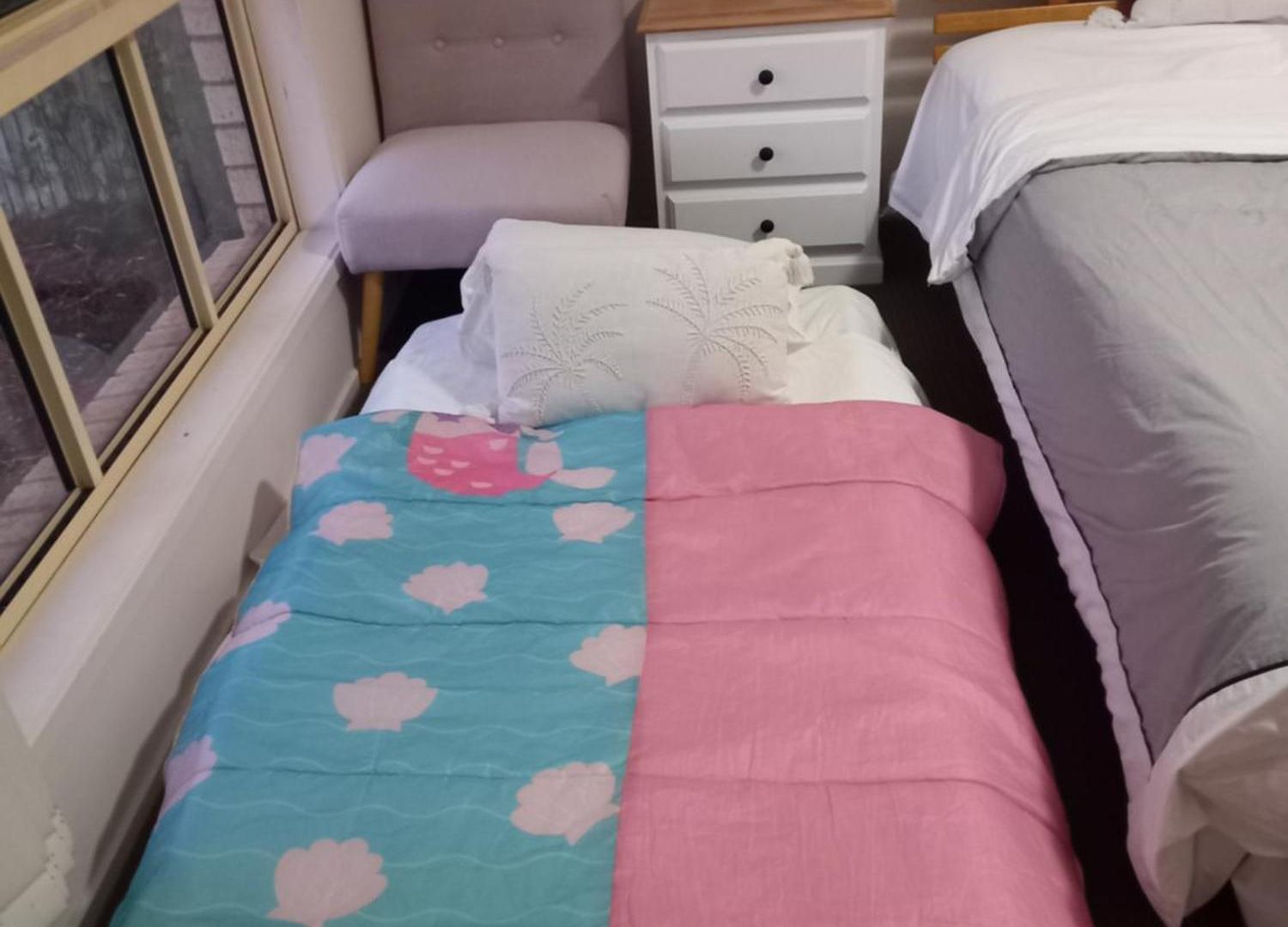Guest house Air Conditioned Floral Youth Backpacker And House *