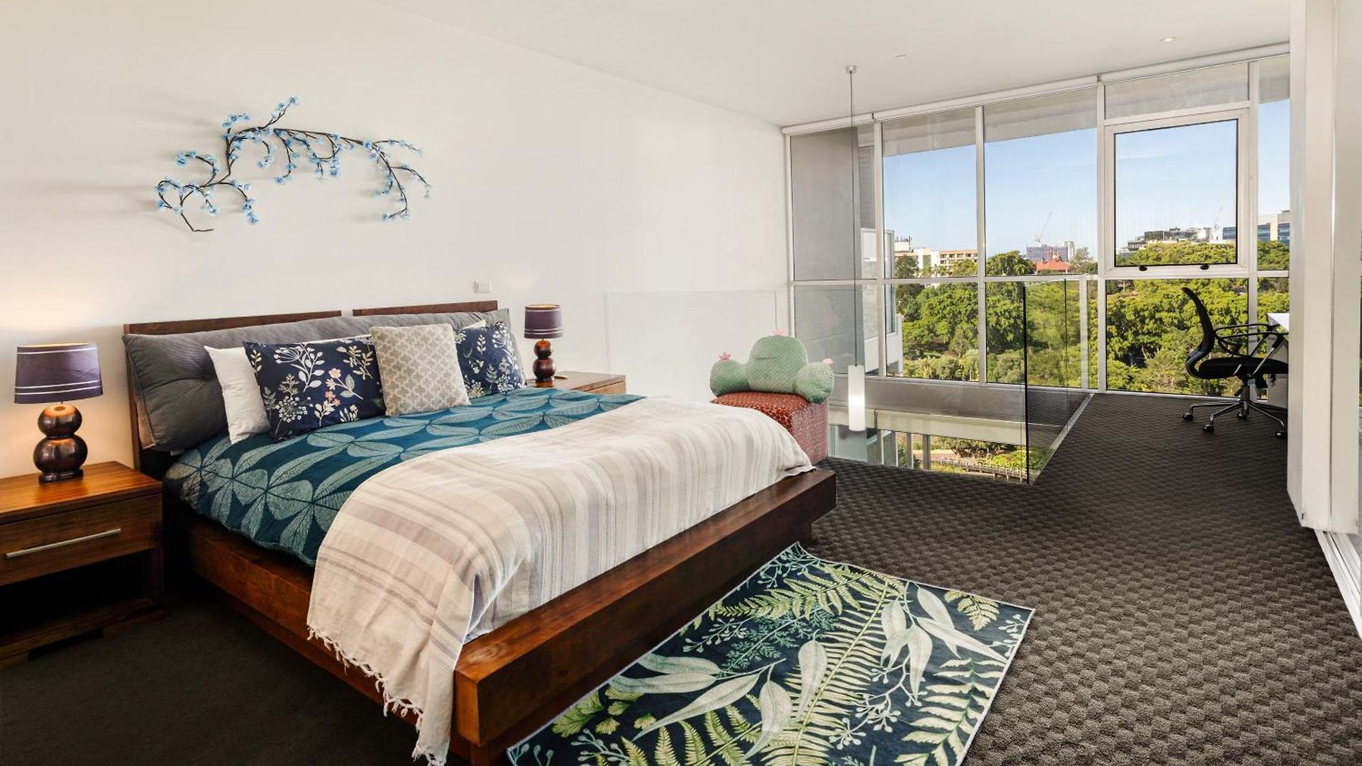 Spacious 1 Bedroom Mezzanine With Large Bath Views 2 Free Parking Spots Apartment *