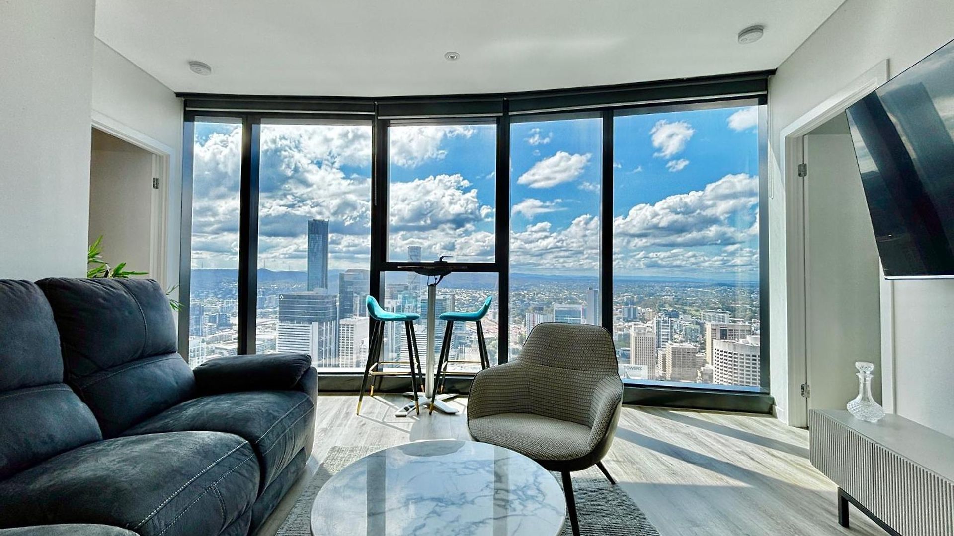 Brisbane's Highest Rated 3 Bedroom Luxury -above 60th Floor- Incredible Views In Skytower, Brisbane's Tallest Building -complimentary Wifi, Drinks, Snacks & Streaming Access Brisbane