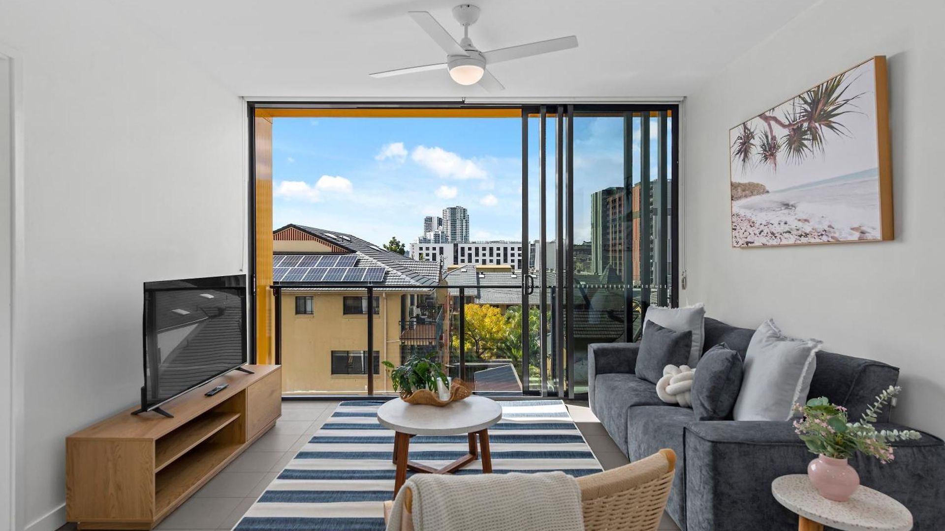 Apartment Style 2br With Beautiful Pool, Gym And Parking