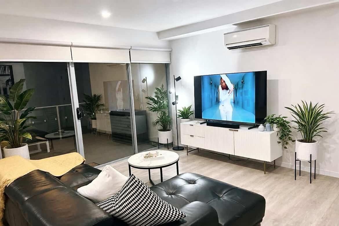 Spacious & Modern Close To & Airport *