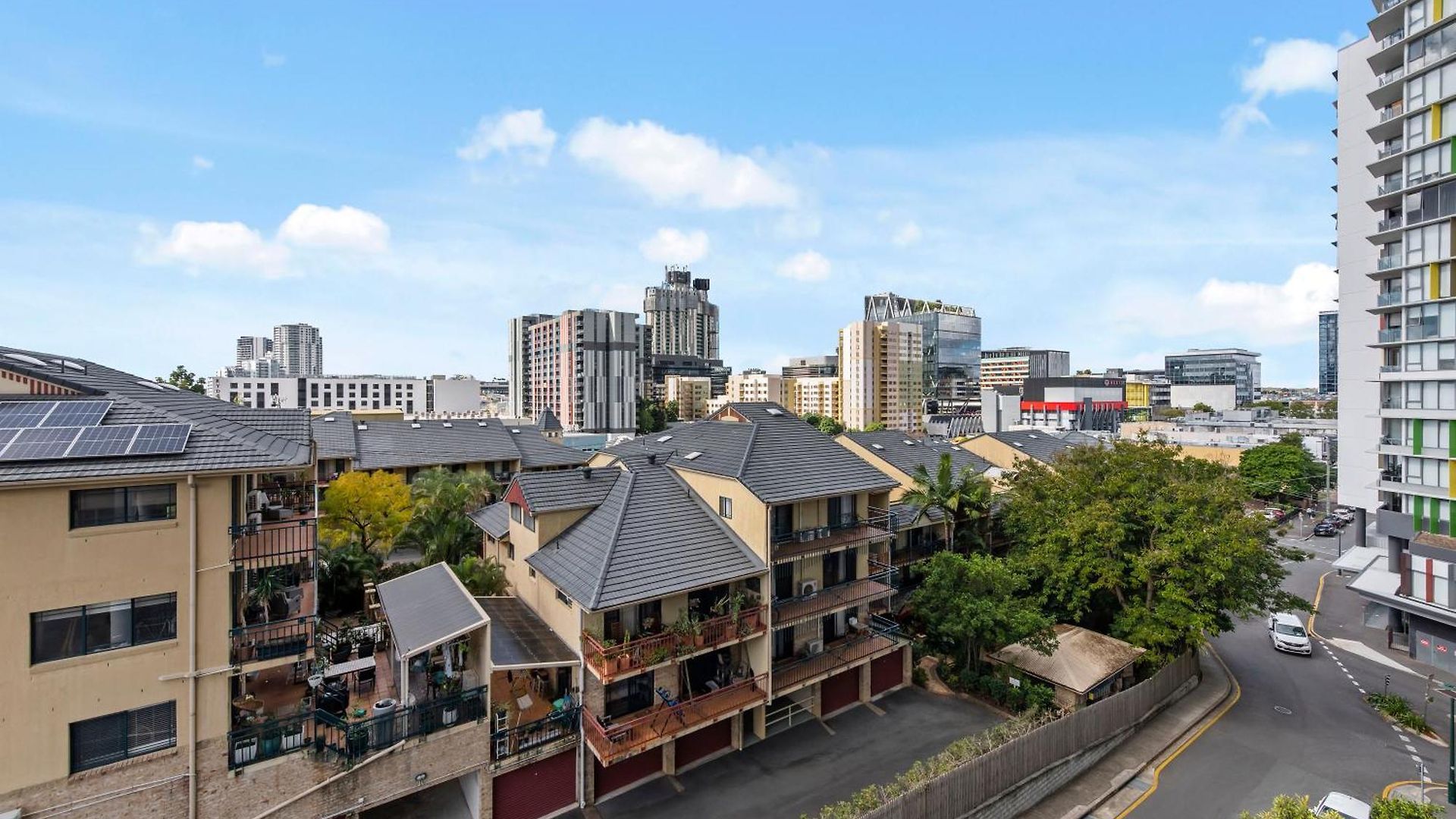 Apartment Style 2br With Beautiful Pool, Gym And Parking