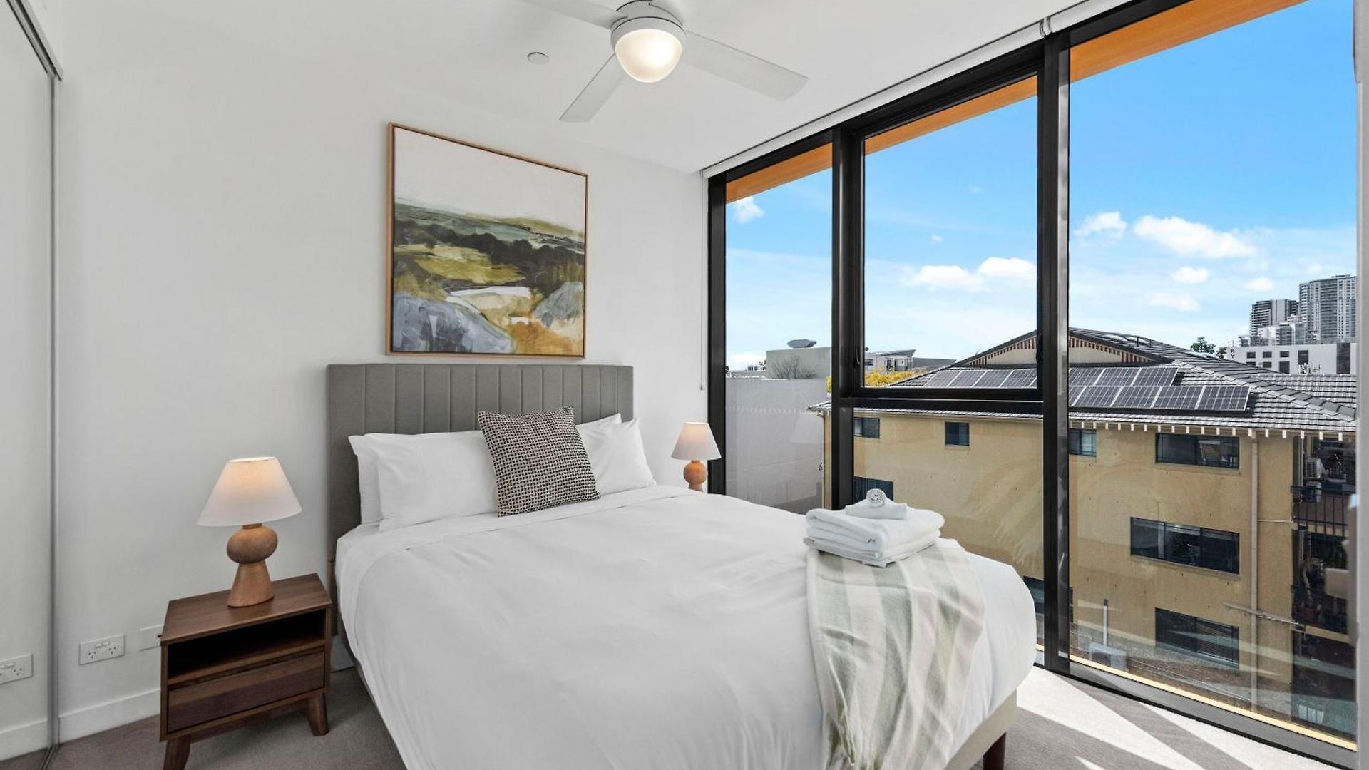 Apartment Style 2br With Beautiful Pool, Gym And Parking