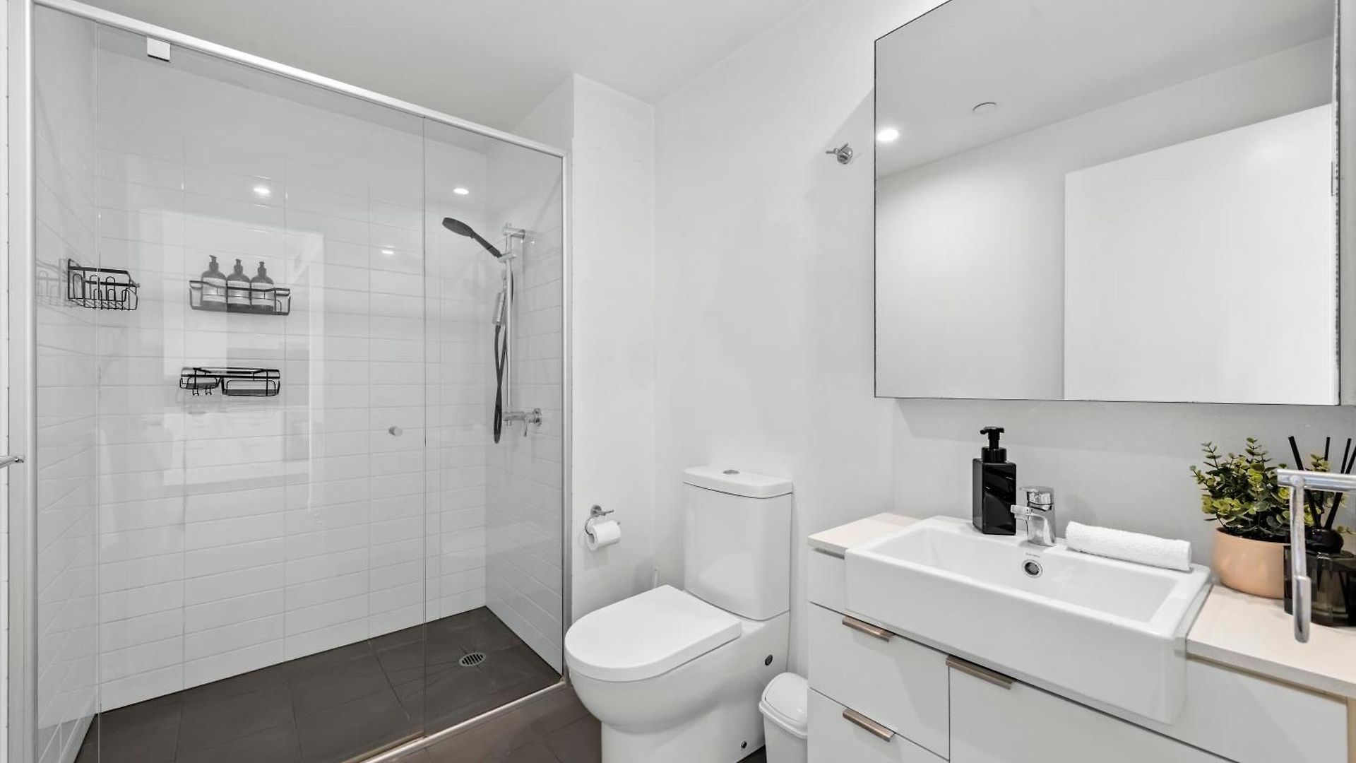 Apartment Style 2br With Beautiful Pool, Gym And Parking *