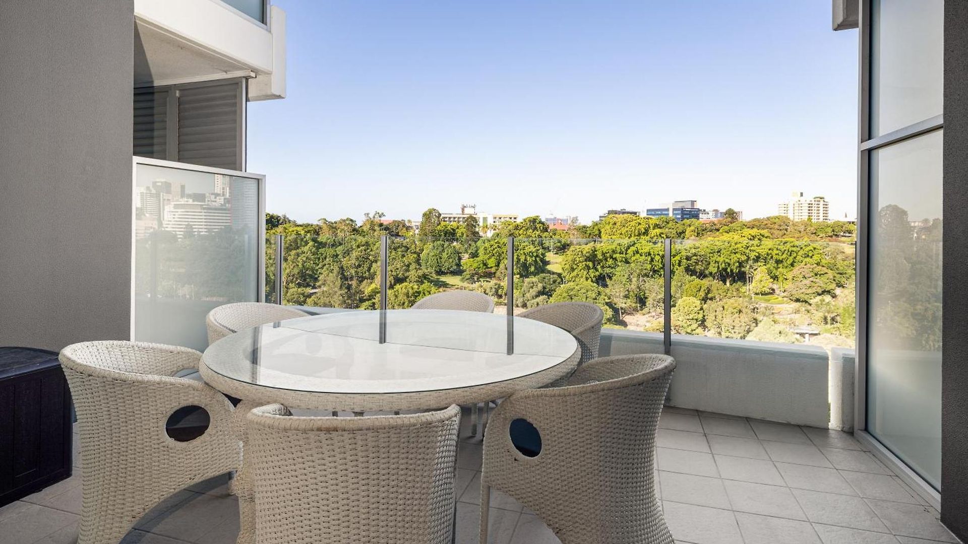 Apartment Spacious 1 Bedroom Mezzanine With Large Bath Views 2 Free Parking Spots