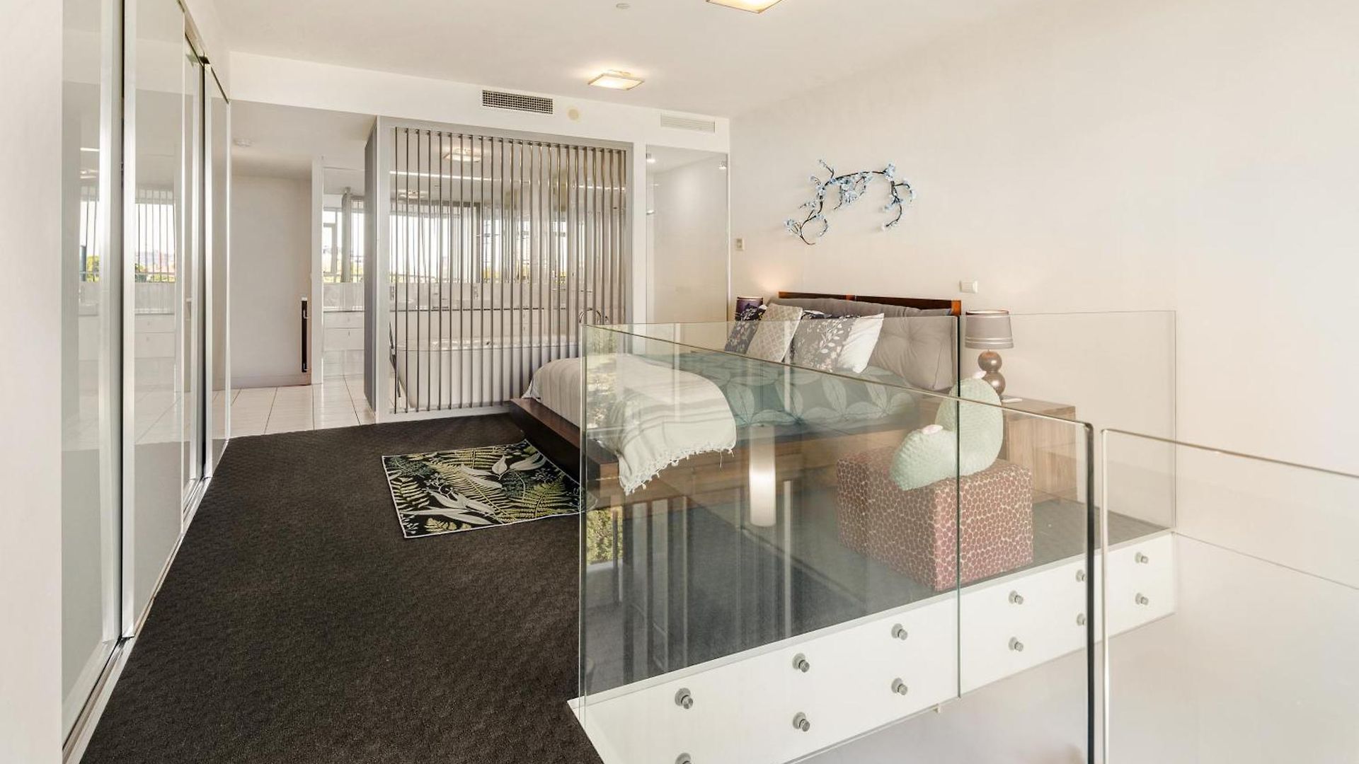 Apartment Spacious 1 Bedroom Mezzanine With Large Bath Views 2 Free Parking Spots