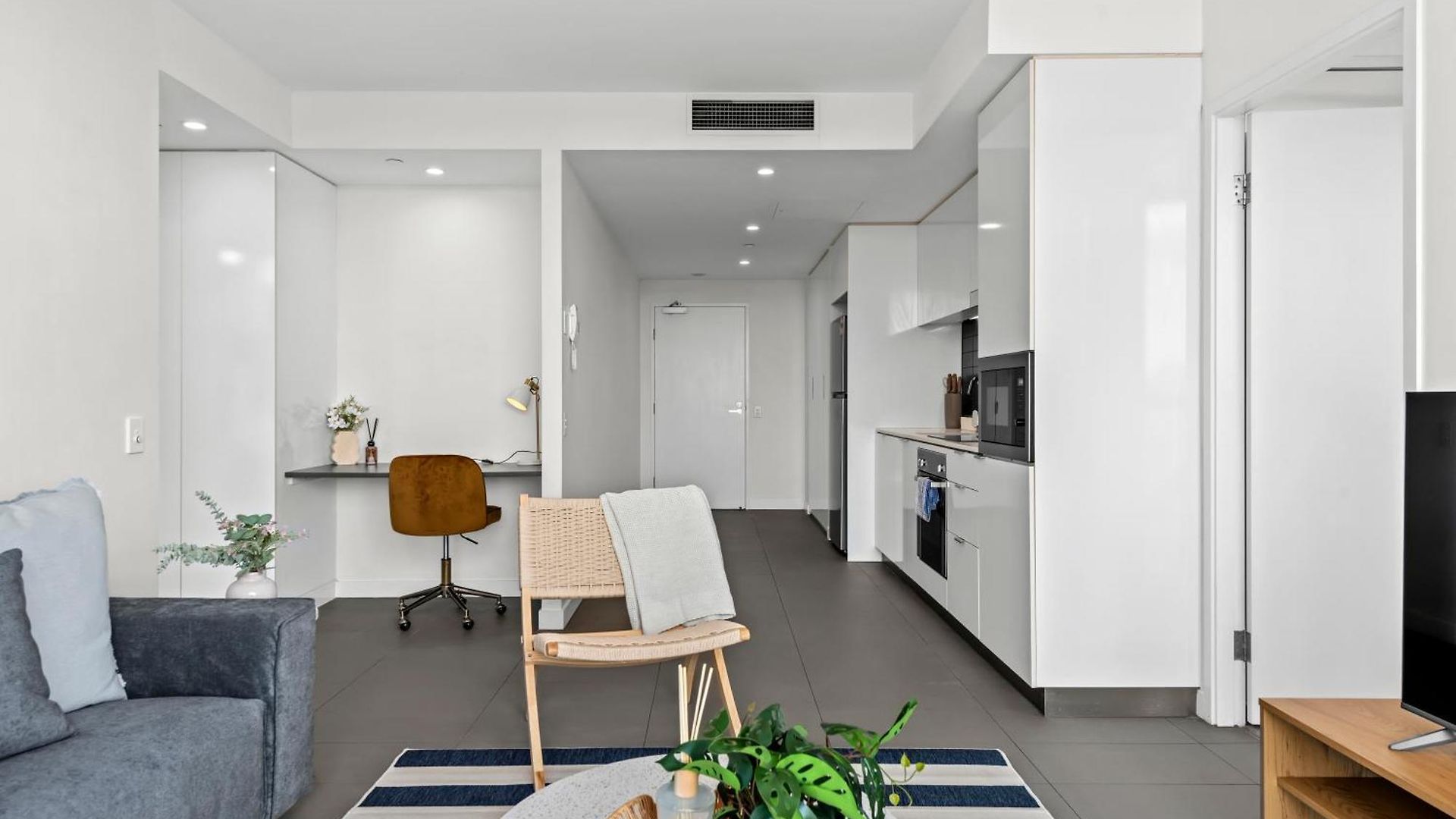 Apartment Style 2br With Beautiful Pool, Gym And Parking *