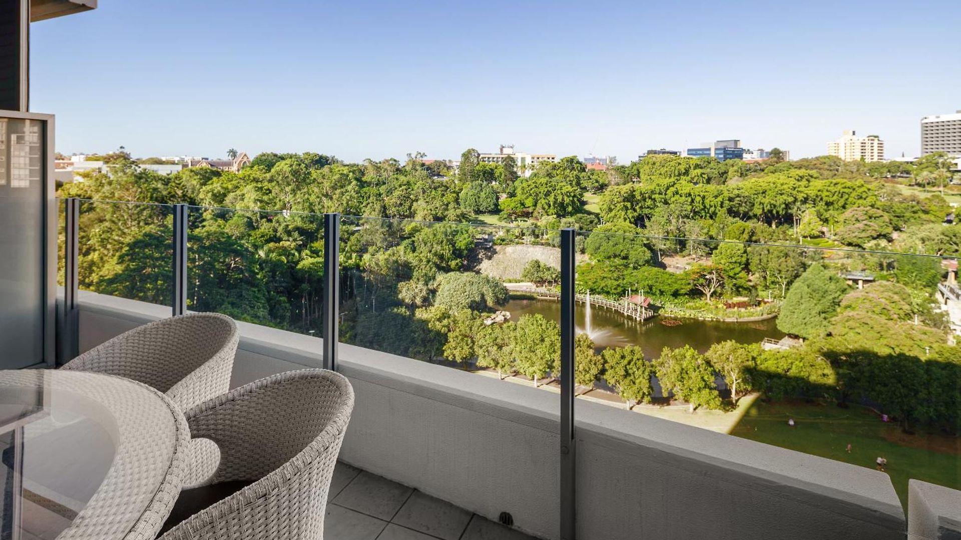 Spacious 1 Bedroom Mezzanine With Large Bath Views 2 Free Parking Spots Apartment