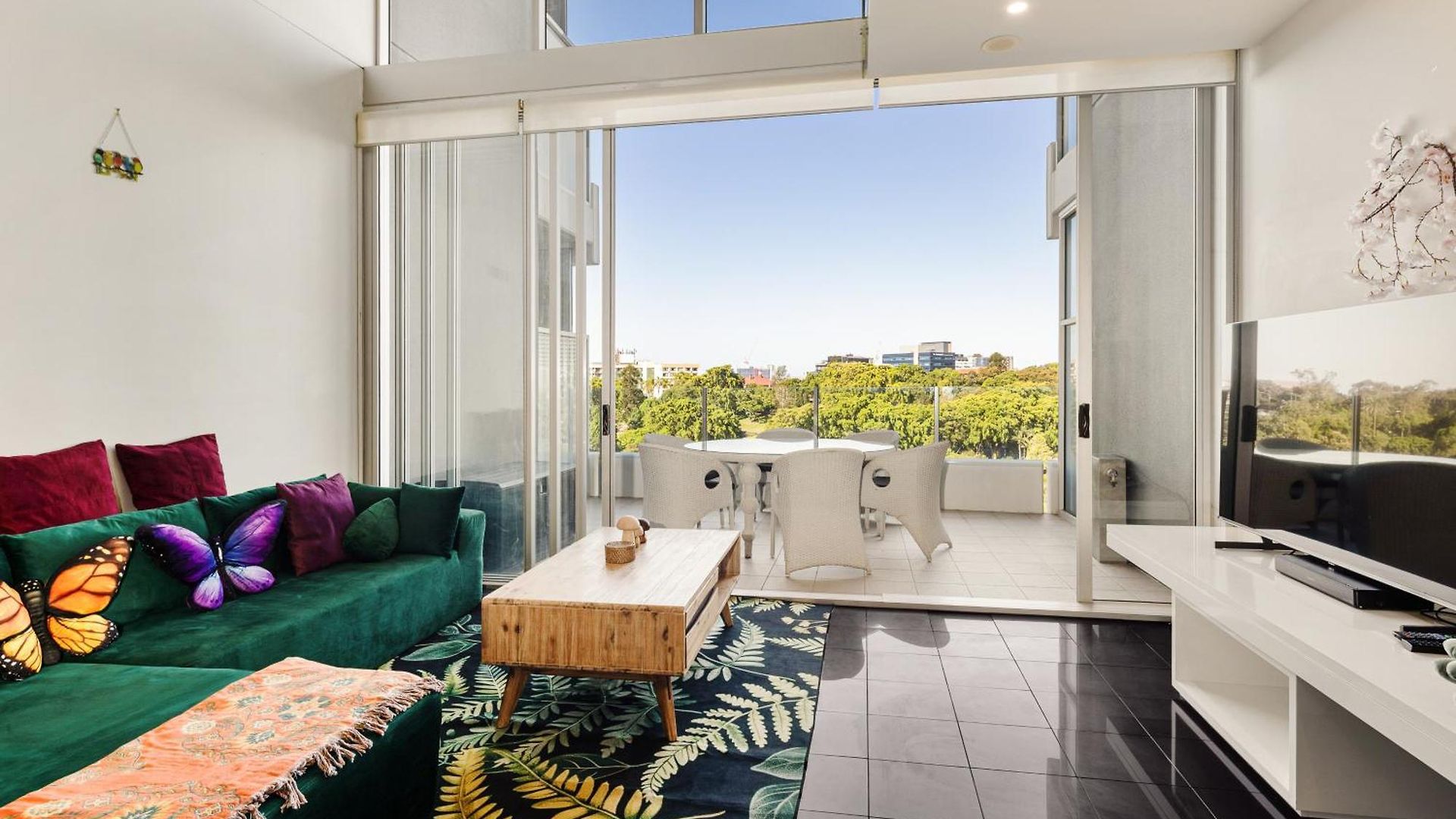 Spacious 1 Bedroom Mezzanine With Large Bath Views 2 Free Parking Spots Apartment *