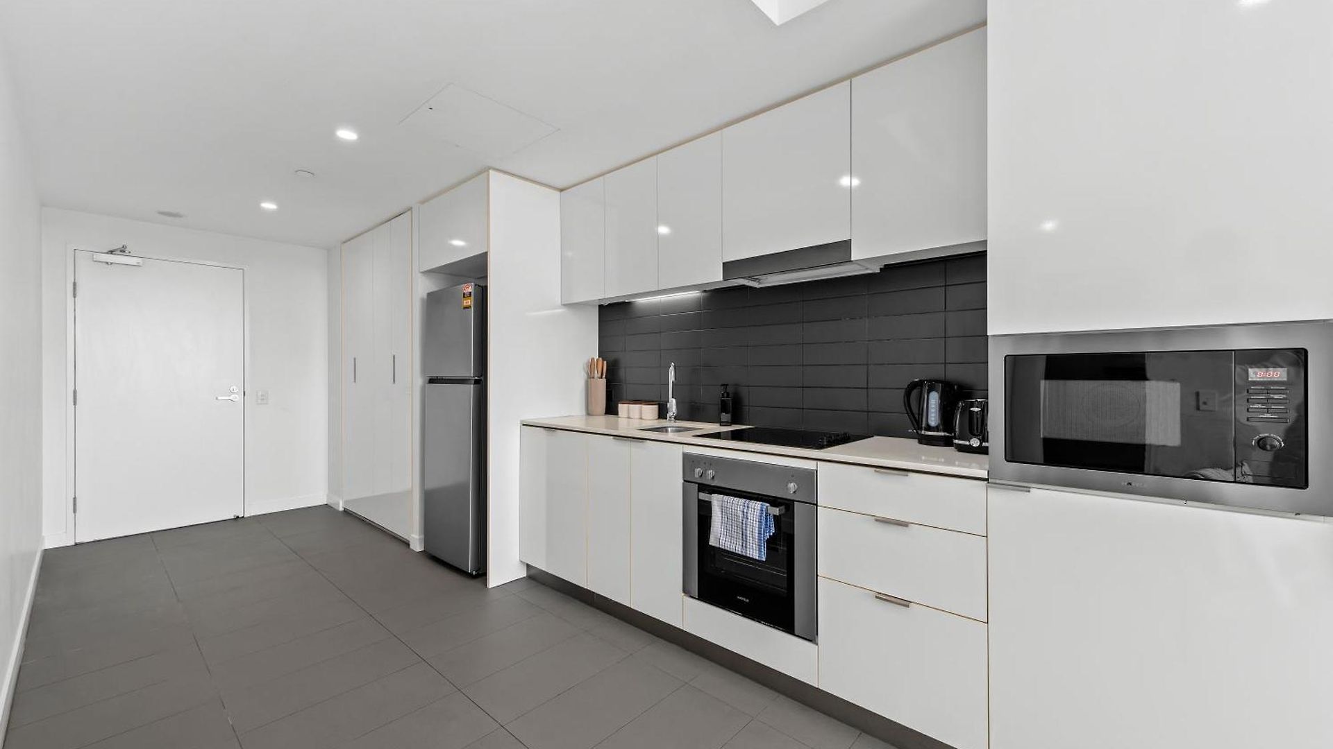 Apartment Style 2br With Beautiful Pool, Gym And Parking *