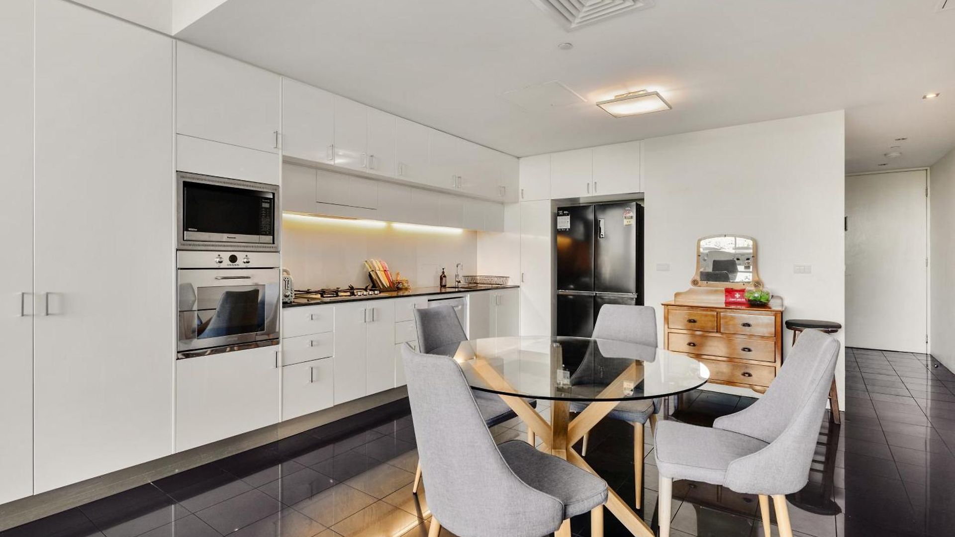Spacious 1 Bedroom Mezzanine With Large Bath Views 2 Free Parking Spots Apartment