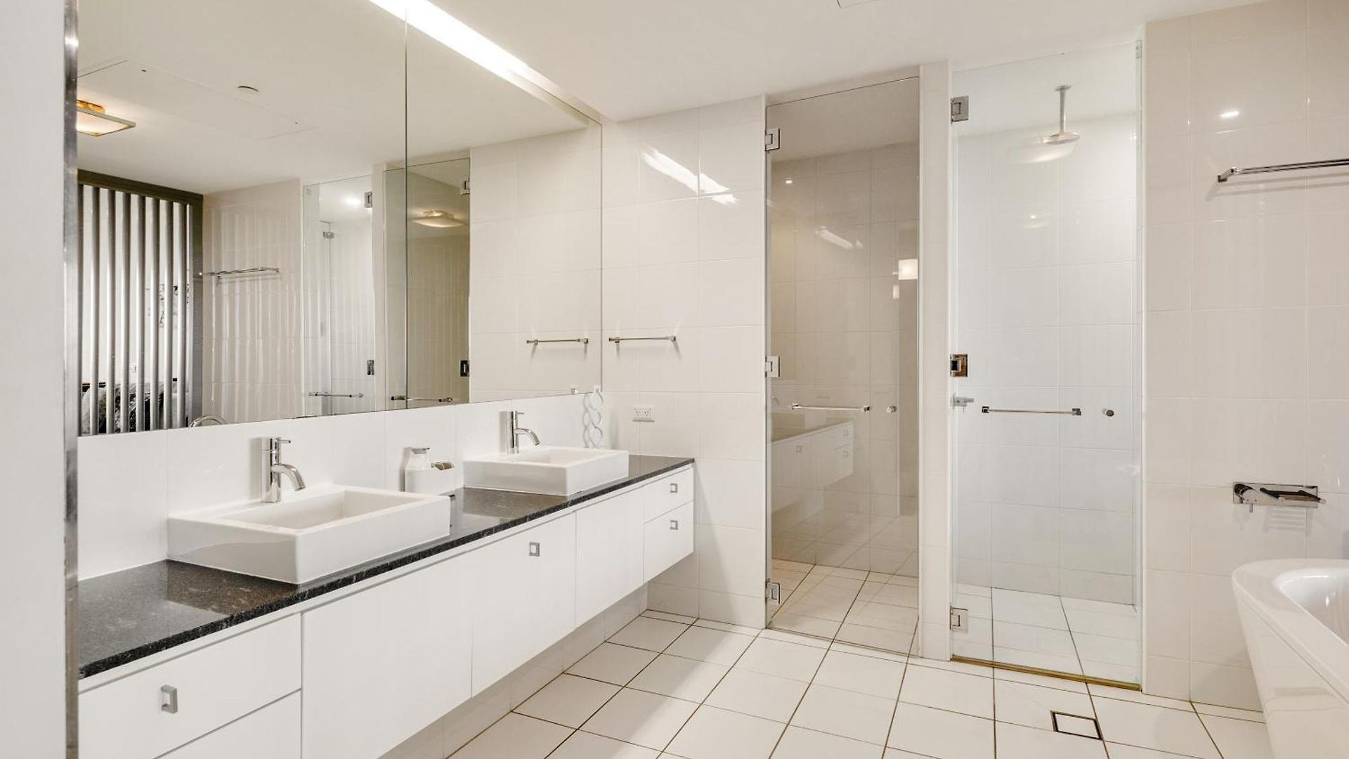 Spacious 1 Bedroom Mezzanine With Large Bath Views 2 Free Parking Spots Apartment Brisbane