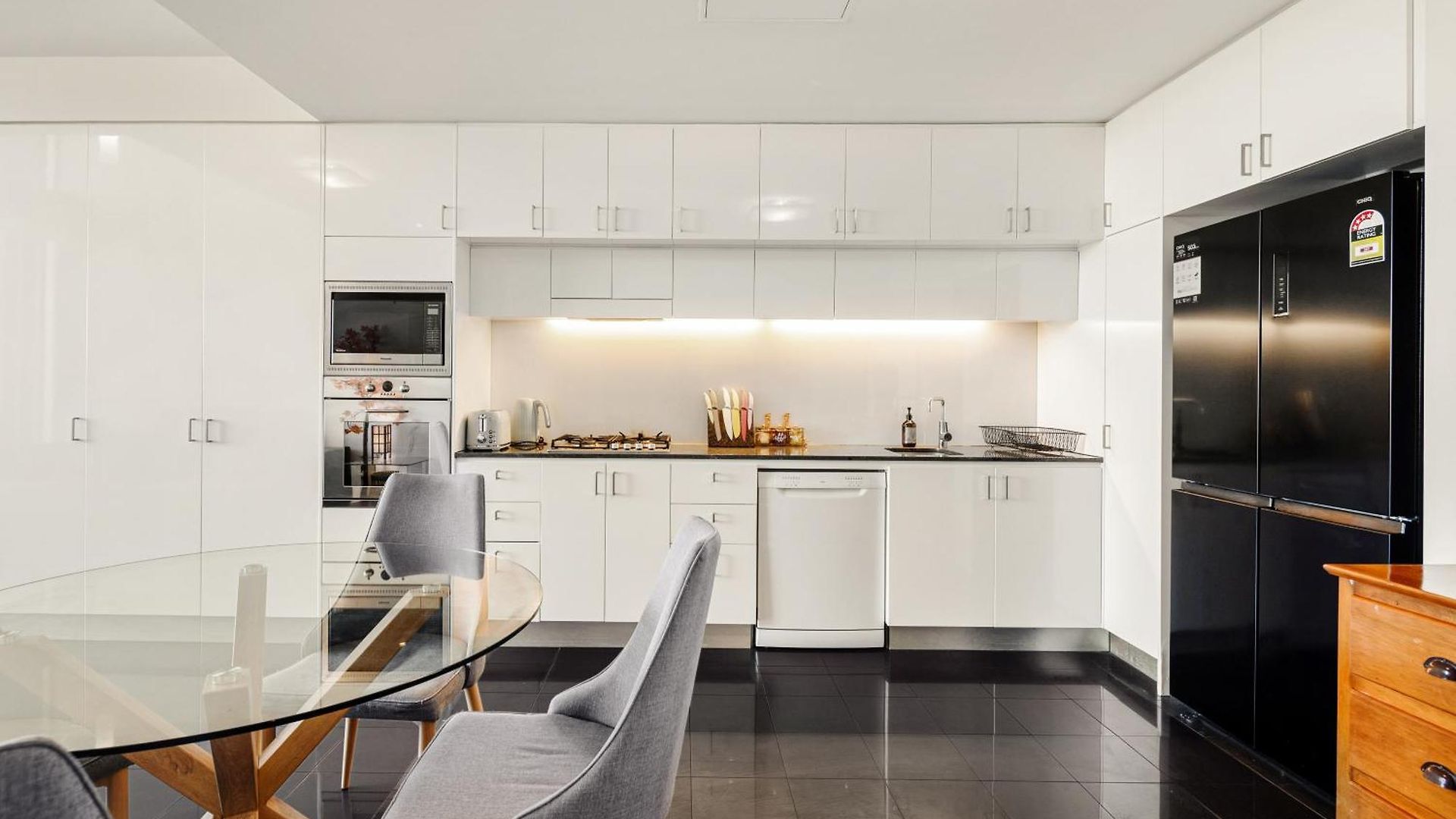 Apartment Spacious 1 Bedroom Mezzanine With Large Bath Views 2 Free Parking Spots Brisbane