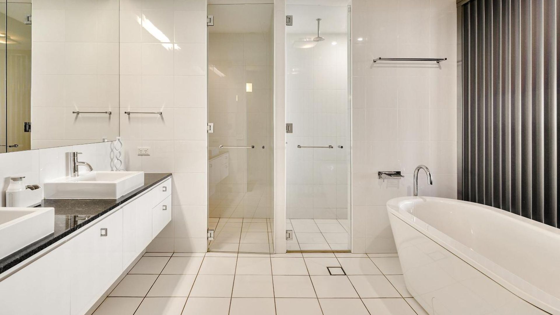 Spacious 1 Bedroom Mezzanine With Large Bath Views 2 Free Parking Spots Apartment