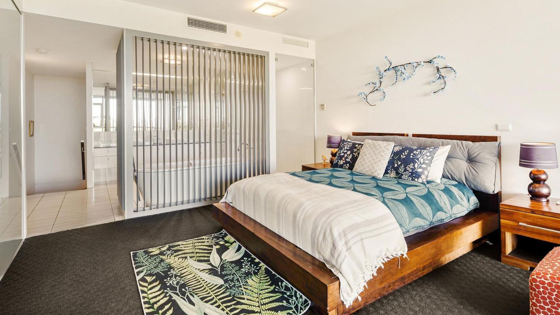 Apartment Spacious 1 Bedroom Mezzanine With Large Bath Views 2 Free Parking Spots Brisbane