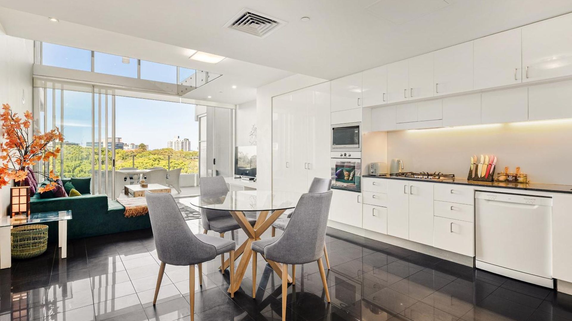Spacious 1 Bedroom Mezzanine With Large Bath Views 2 Free Parking Spots