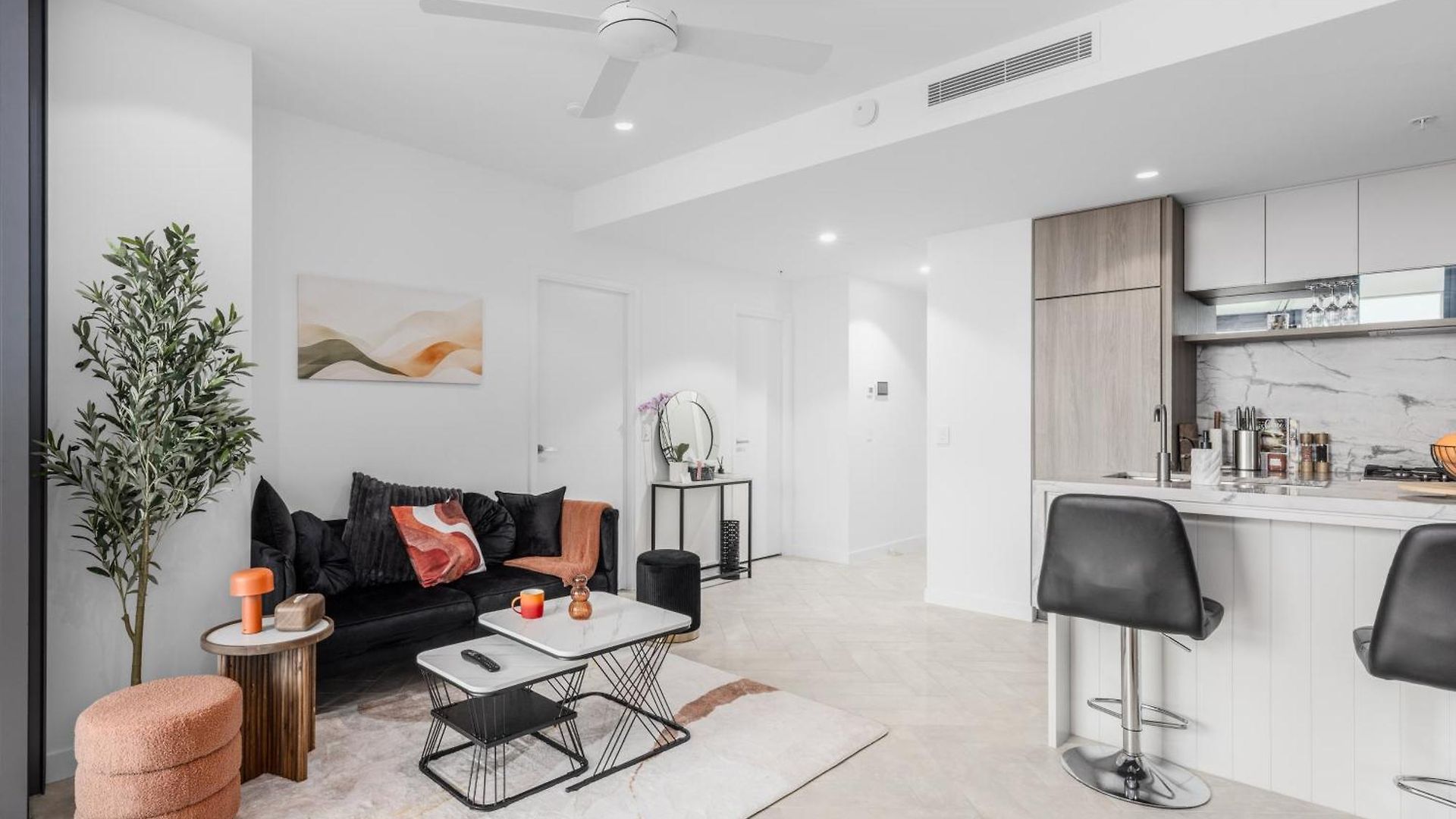 Luxury 50th Floor 2br At Queens Wharf With Parking *