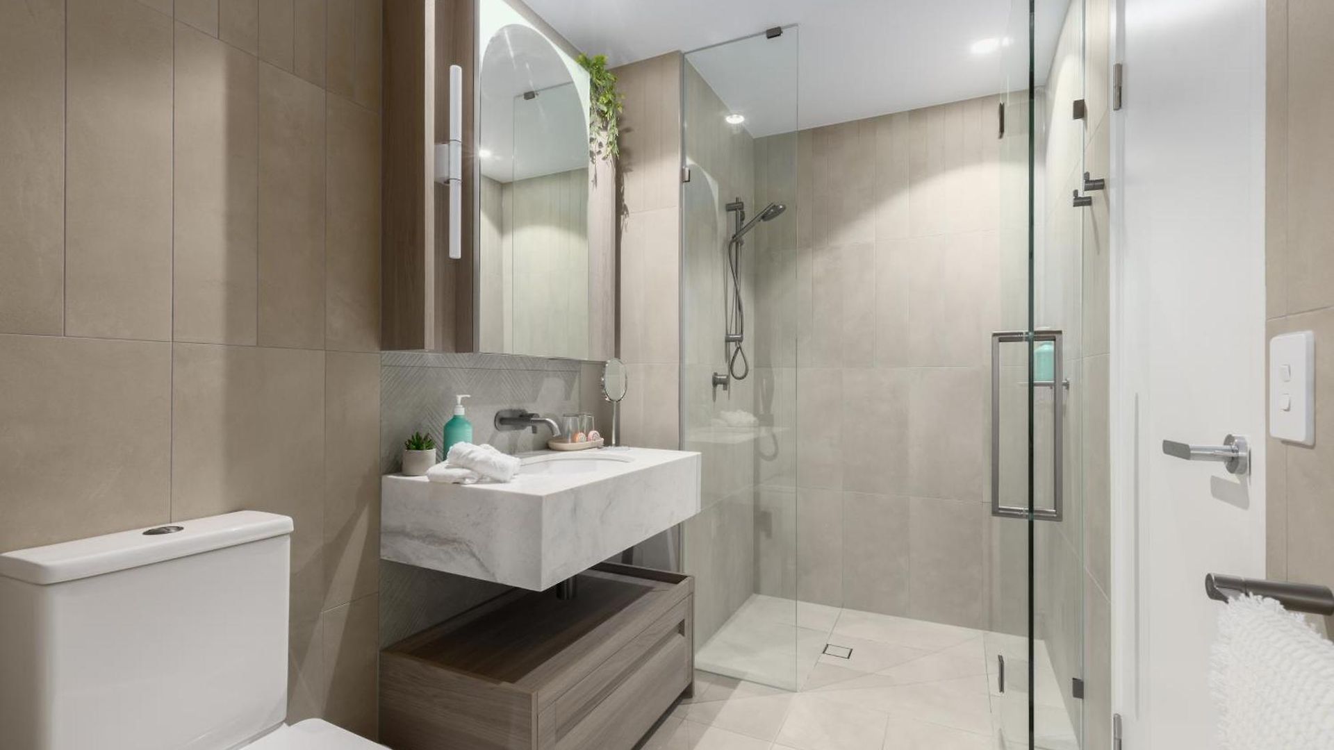 Luxury 50th Floor 2br At Queens Wharf With Parking Apartment