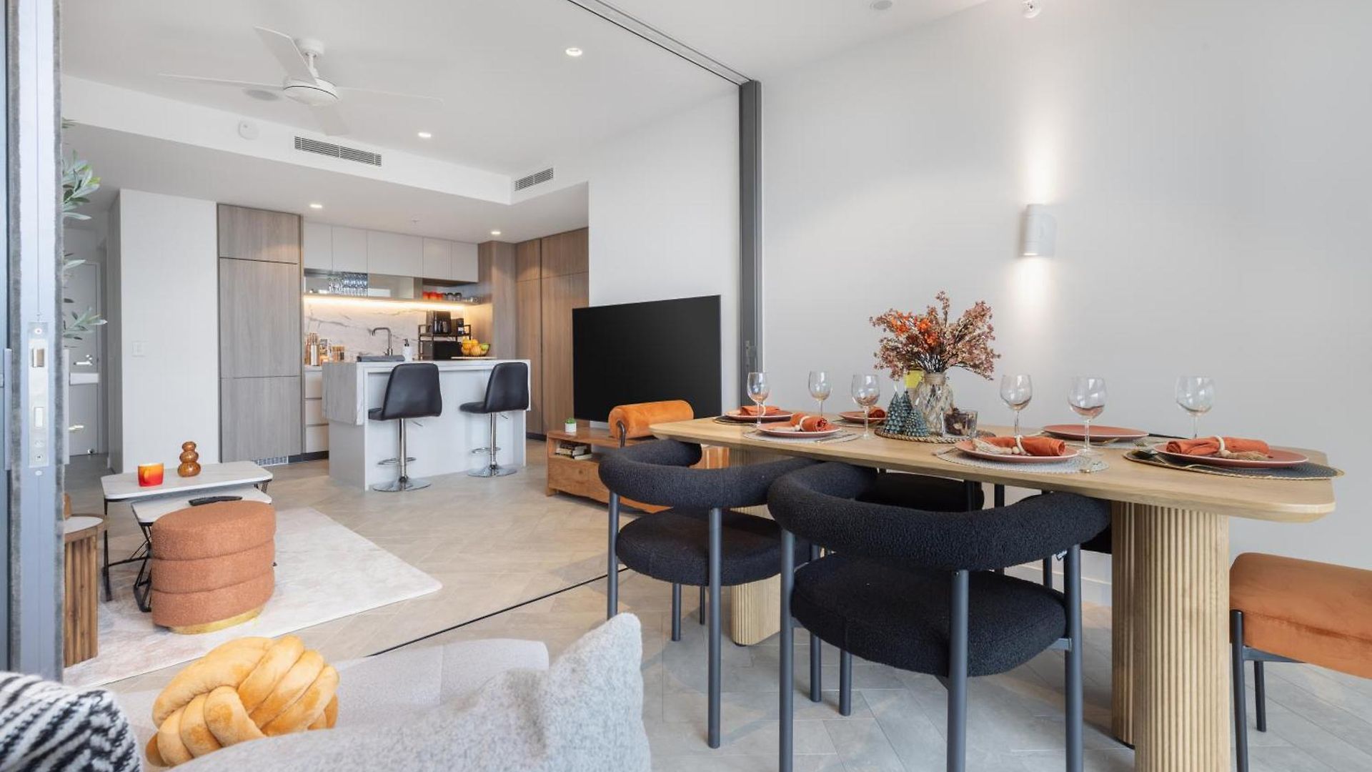 Luxury 50th Floor 2br At Queens Wharf With Parking Apartment