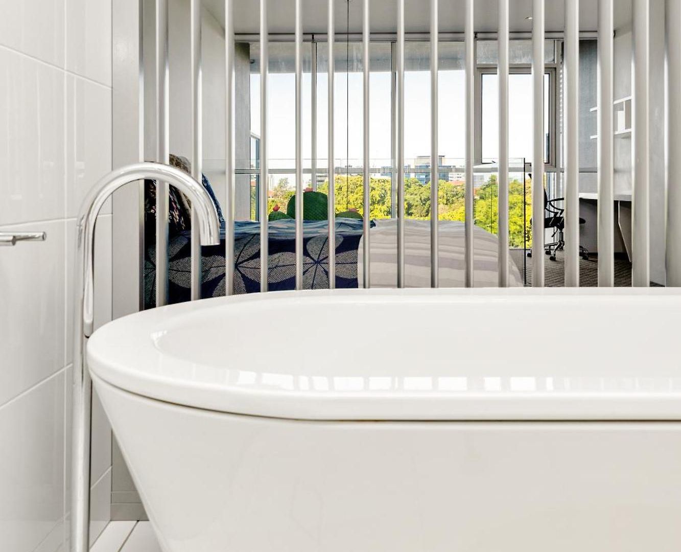 Spacious 1 Bedroom Mezzanine With Large Bath Views 2 Free Parking Spots *