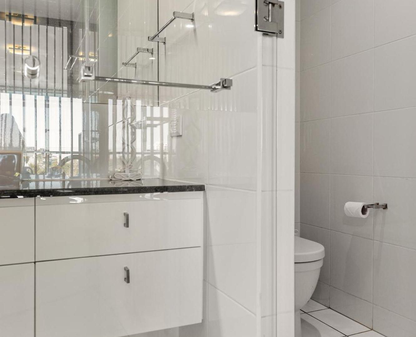 Spacious 1 Bedroom Mezzanine With Large Bath Views 2 Free Parking Spots
