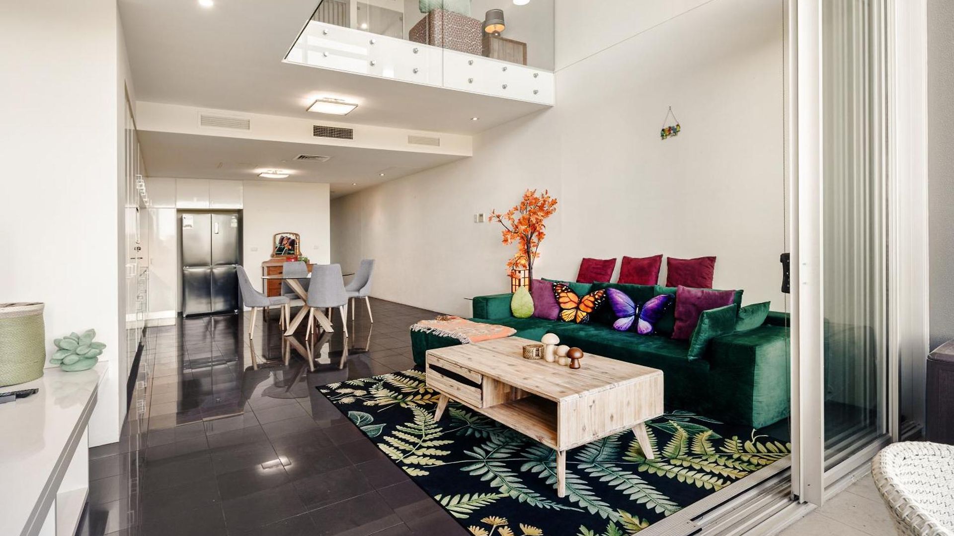 Apartment Spacious 1 Bedroom Mezzanine With Large Bath Views 2 Free Parking Spots