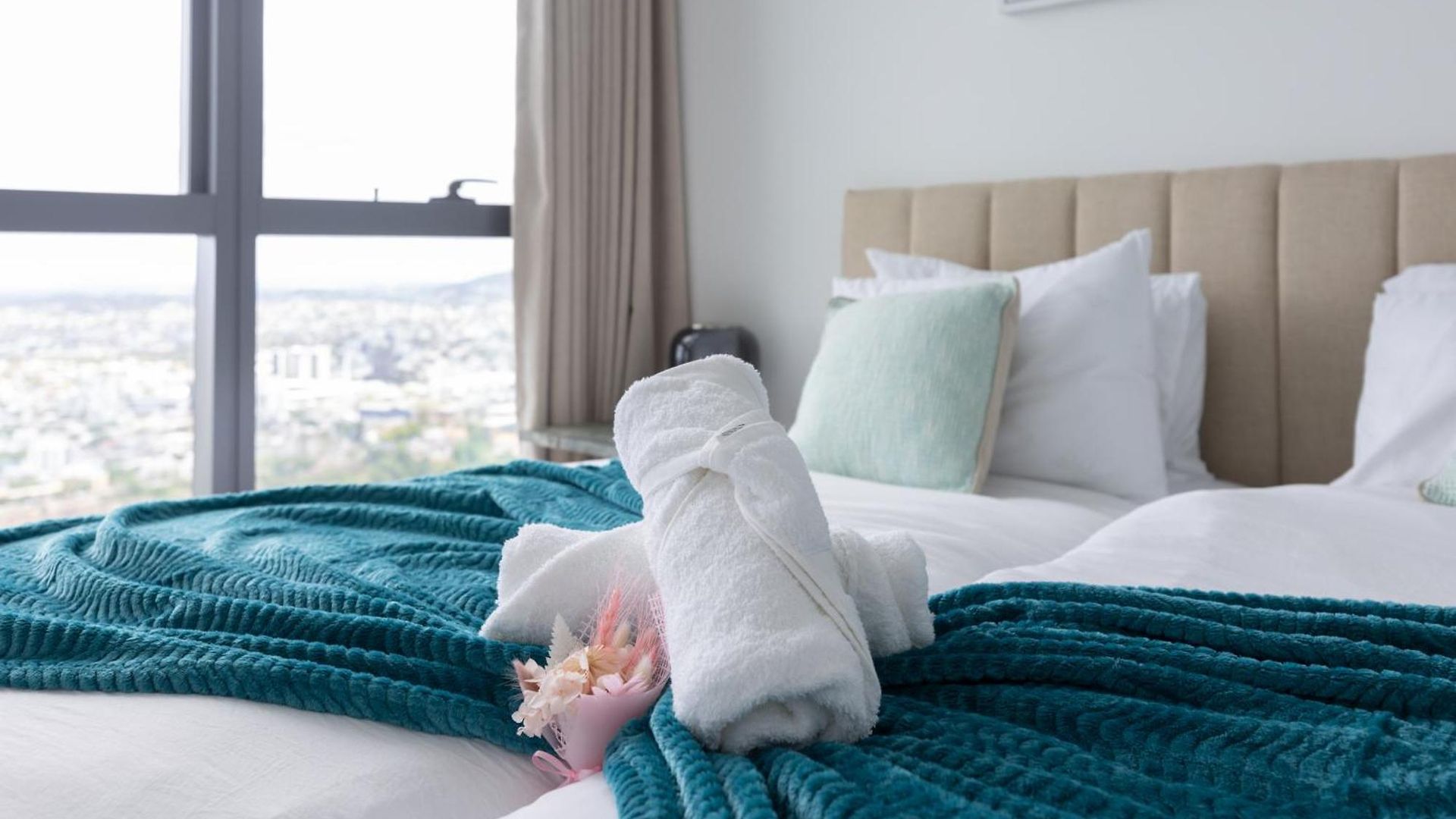Luxury 50th Floor 2br At Queens Wharf With Parking Apartment *
