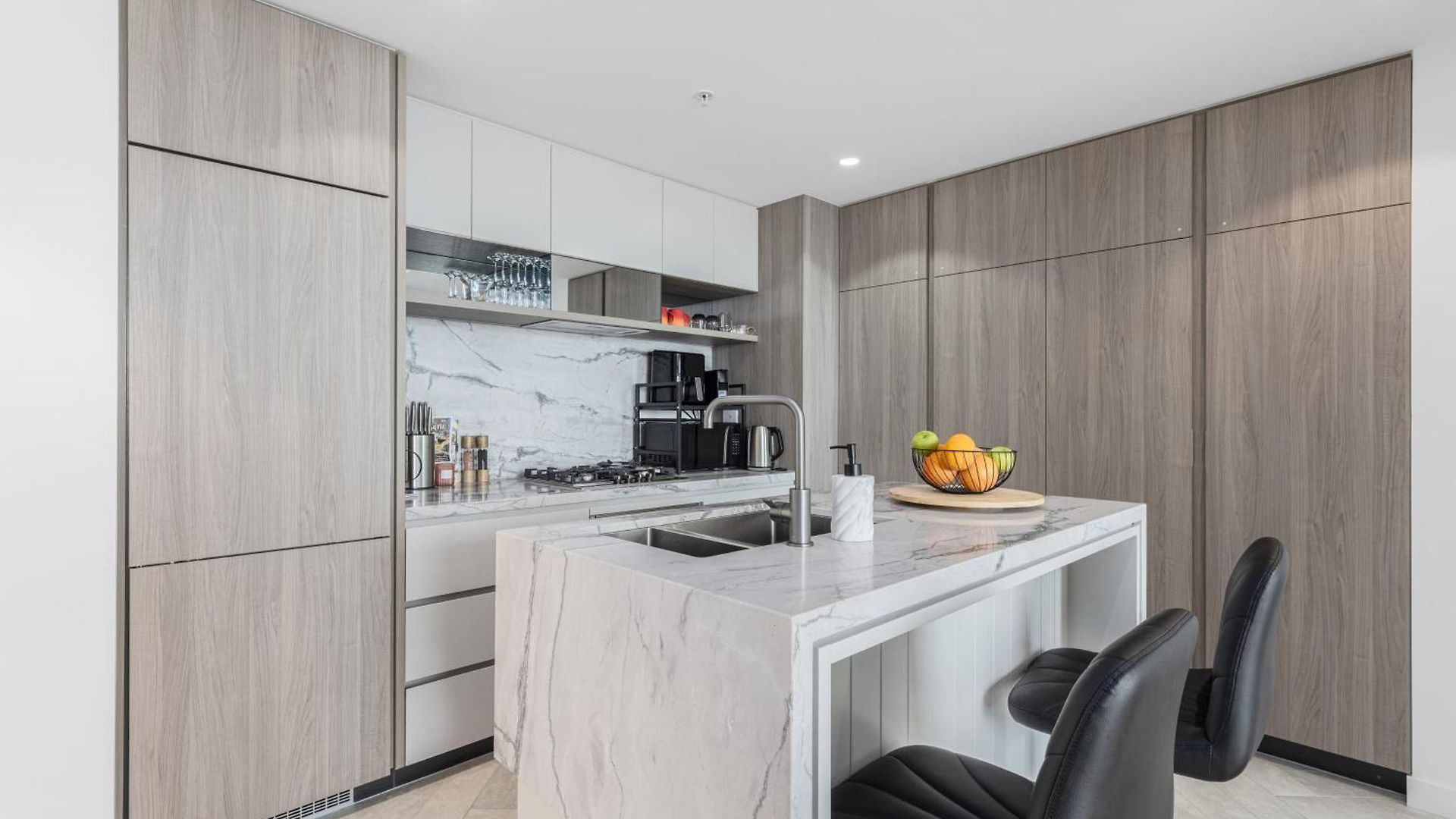 Luxury 50th Floor 2br At Queens Wharf With Parking