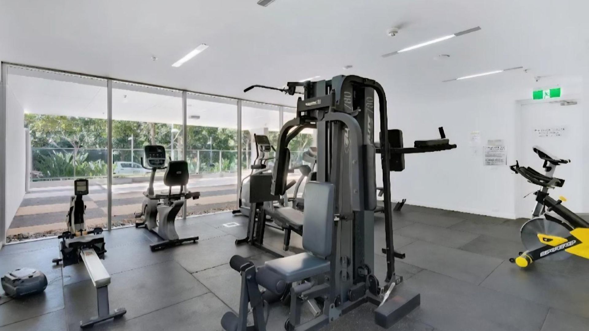 Spacious 1 Bedroom Mezzanine With Large Bath Views 2 Free Parking Spots Apartment