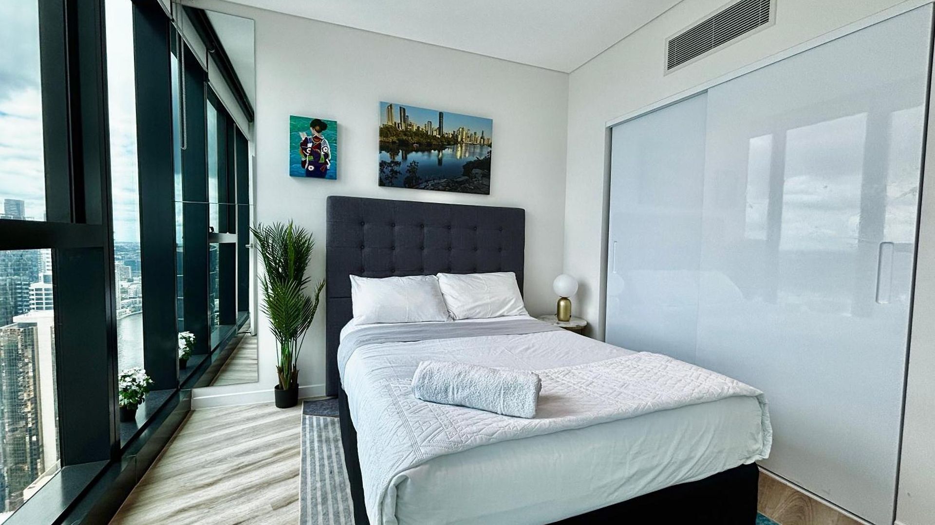 Brisbane's Highest Rated 3 Bedroom Luxury -above 60th Floor- Incredible Views In Skytower, Brisbane's Tallest Building -complimentary Wifi, Drinks, Snacks & Streaming Access Apartment Brisbane