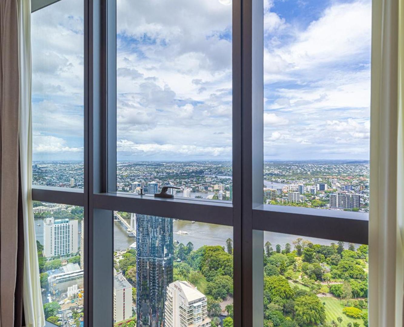 Luxury 50th Floor 2br At Queens Wharf With Parking