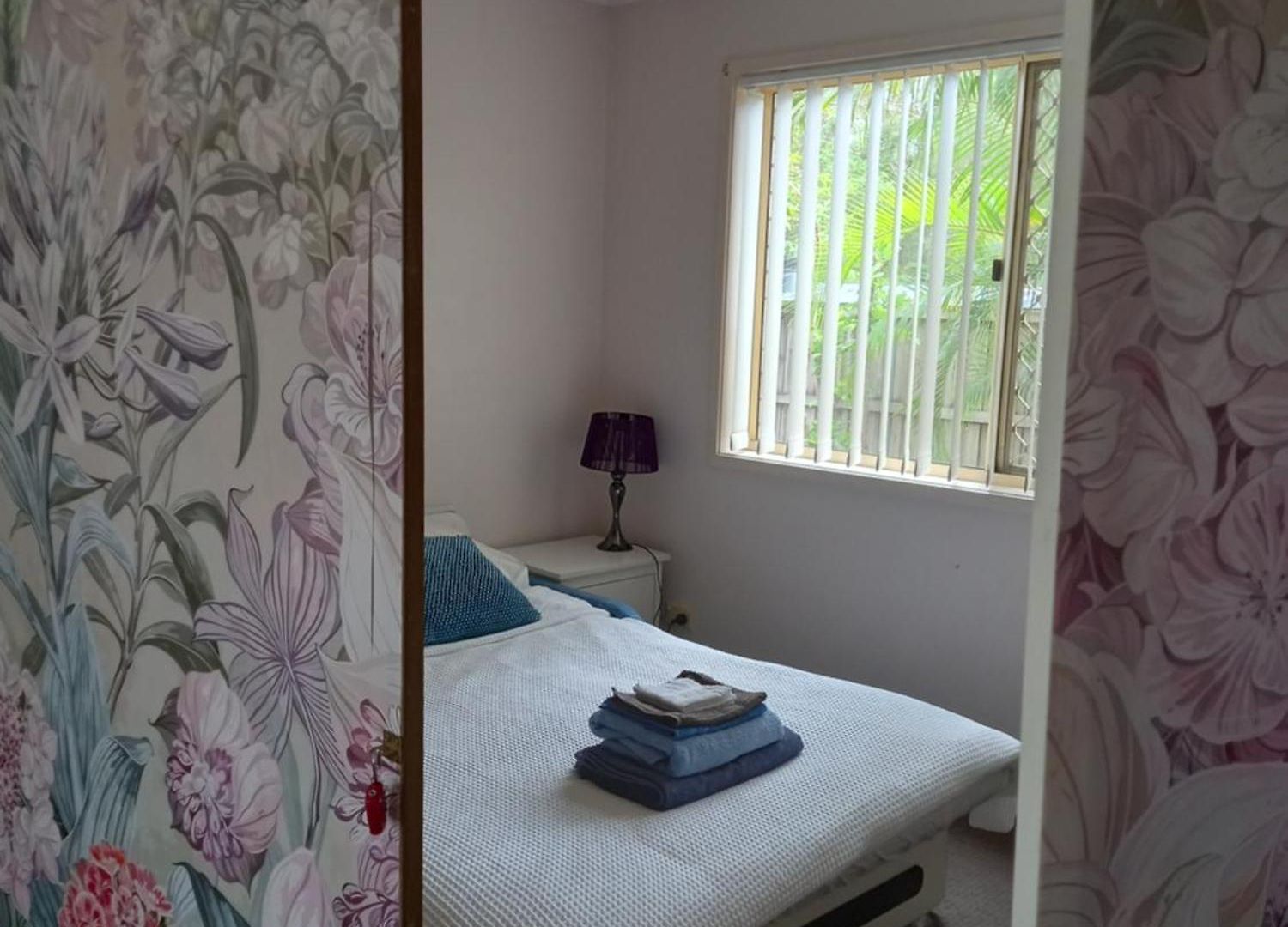Air Conditioned Floral Youth Backpacker And House Guest house *