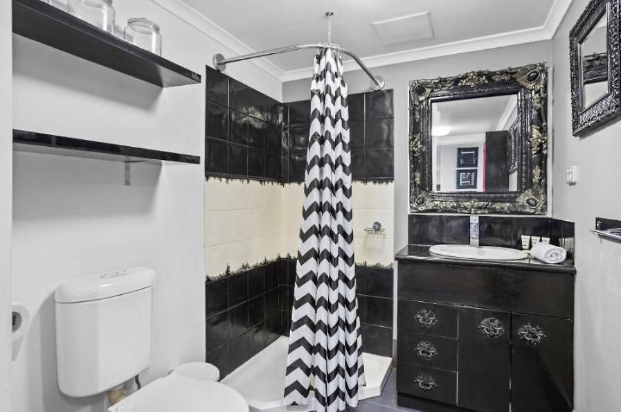 Retro Chic Vibes, Tropical Pool & Prime Location Apartment Brisbane